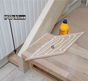 Bygga trappa: Limma fast det första plansteget B och sidobitarna B Bygga trappa: Limma fast det första plansteget B och sidobitarna B